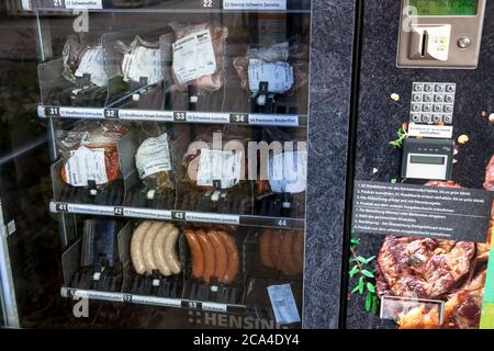 Distributore automatico di carni fresche presso la piazza Auerbachplatz, nel quartiere di Suelz, salsicce e carne per barbecue, Colonia, Germania. Fleischautomat am Aue Foto Stock