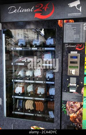 Distributore automatico di carni fresche presso la piazza Auerbachplatz, nel quartiere di Suelz, salsicce e carne per barbecue, Colonia, Germania. Fleischautomat am Aue Foto Stock