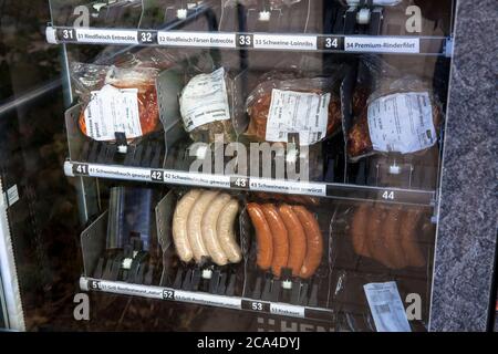 Distributore automatico di carni fresche presso la piazza Auerbachplatz, nel quartiere di Suelz, salsicce e carne per barbecue, Colonia, Germania. Fleischautomat am Aue Foto Stock