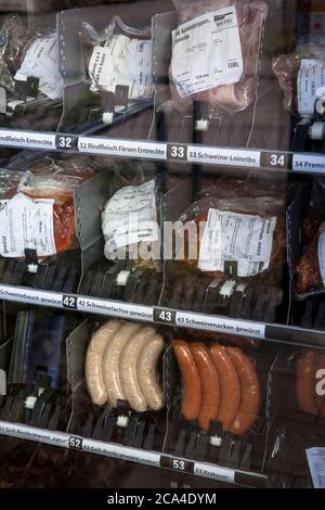 Distributore automatico di carni fresche presso la piazza Auerbachplatz, nel quartiere di Suelz, salsicce e carne per barbecue, Colonia, Germania. Fleischautomat am Aue Foto Stock