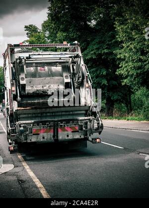 Camion rifiuti, raccolta rifiuti in Chislehurst, fatto in colori di stile cross processed Foto Stock