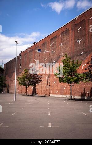 Parcheggio verticale dipinto del progetto architettonico di Colonia su un muro di mattoni vicino alla fiera di Deutz, Colonia, Germania. Aufgemalter vertikal Foto Stock