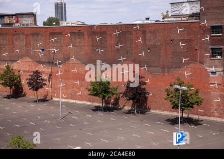 Parcheggio verticale dipinto del progetto architettonico di Colonia su un muro di mattoni vicino alla fiera di Deutz, Colonia, Germania. Aufgemalter vertikal Foto Stock