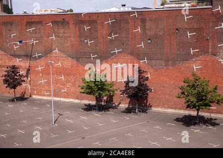 Parcheggio verticale dipinto del progetto architettonico di Colonia su un muro di mattoni vicino alla fiera di Deutz, Colonia, Germania. Aufgemalter vertikal Foto Stock