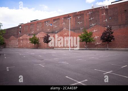 Parcheggio verticale dipinto del progetto architettonico di Colonia su un muro di mattoni vicino alla fiera di Deutz, Colonia, Germania. Aufgemalter vertikal Foto Stock