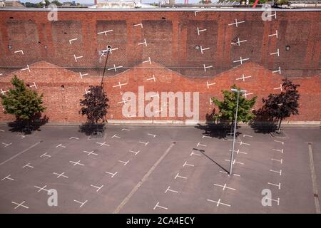 Parcheggio verticale dipinto del progetto architettonico di Colonia su un muro di mattoni vicino alla fiera di Deutz, Colonia, Germania. Aufgemalter vertikal Foto Stock