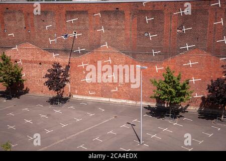 Parcheggio verticale dipinto del progetto architettonico di Colonia su un muro di mattoni vicino alla fiera di Deutz, Colonia, Germania. Aufgemalter vertikal Foto Stock