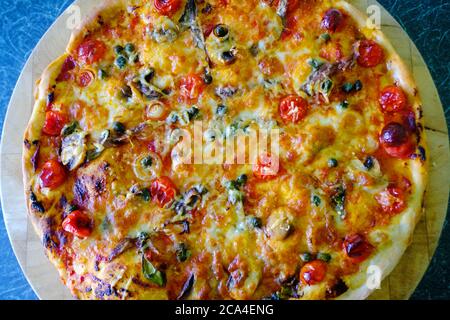 Vista panoramica su una pizza fatta in casa - John Gollop Foto Stock