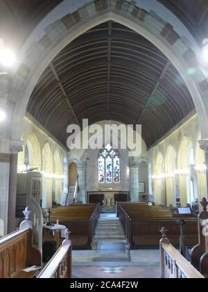 Interno della chiesa di St Andrews, Okeford Fitzpaine, Dorset dall'altare al Font Foto Stock