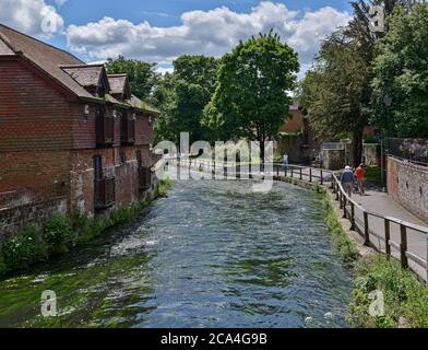 Fiume Itchen che scorre attraverso Winchester tra l'edificio medievale e la passeggiata laterale. Foto Stock