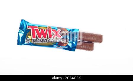 Twix Cookies & Creme Candy Bar con involucro aperto che mostra le barre coperte di cioccolato al latte Foto Stock