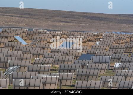 La schiera di specchi della centrale elettrica di Ashalim è una centrale termica solare nel deserto di Negev vicino al kibbutz di Ashalim, in Israele. La stazione Foto Stock