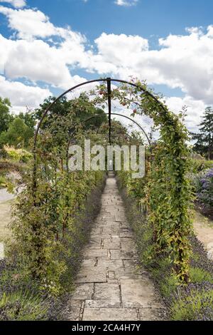 La fattoria e i giardini della tenuta di Leckford di proprietà di Waitrose Foto Stock