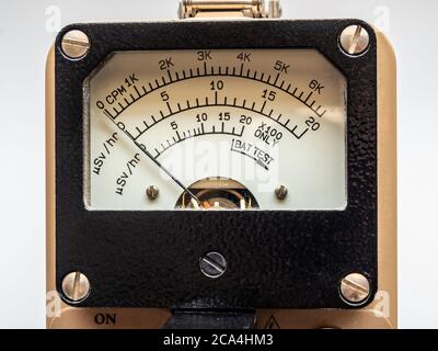 Scala del conteggio al minuto per la contaminazione da radiazioni e scala microSIevert all'ora per il rateo di dose di radiazione sul display a quadrante del misuratore di rilevamento delle radiazioni Foto Stock