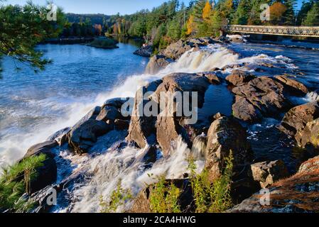 Cascata nella foresta autunnale ad High Fall Park, Bracebridge, Ontario, Canada Foto Stock