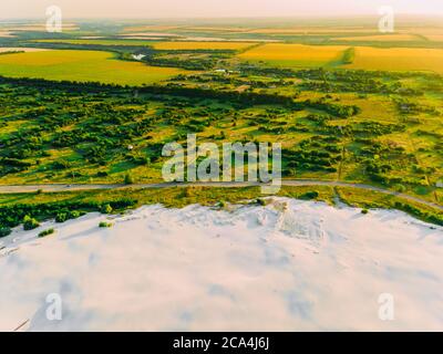 Confine di territorio desertificazione e prato verde con fiume è un risultato umano distruttivo attività in ambiente. Vista dal drone. Foto Stock