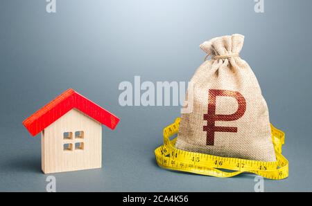 Casa e una borsa di denaro russo rublo. Calcolo delle spese di acquisto, costruzione e riparazione. Mutuo ipotecario. Valutazione immobiliare. Acquista Foto Stock