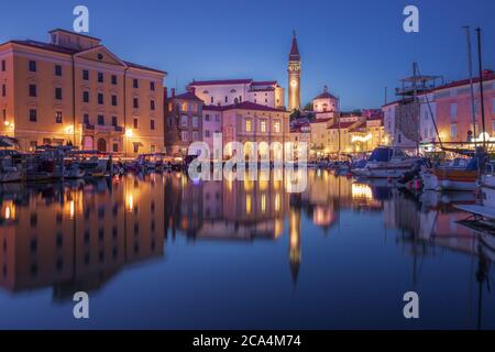 Pittoresco centro storico di Piran, splendida costa adriatica slovena con vista su Piazza Tartini. Foto Stock