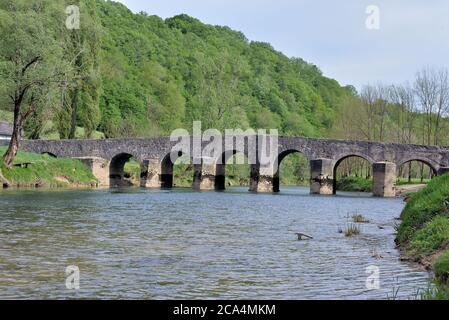 PONTE DI PIETRA SUL FIUME DOBRA A CITTANOVA, CROAZIA. Foto Stock