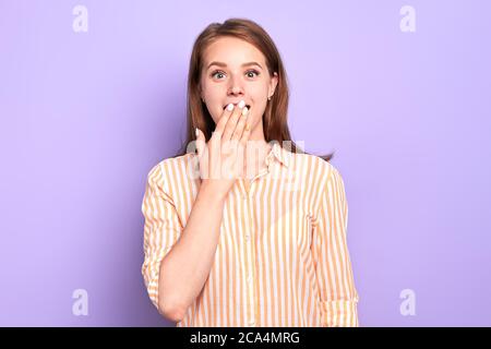 Un colpo a metà corpo di una studentessa emozionata felice di ricevere buone notizie, ha superato un esame difficile, una ragazza fortunata, emozioni positive, si trova in indoor Foto Stock