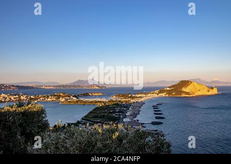 Il panorama della spiaggia di miseno, della montagna di miseno con alle sue spalle il lago di Bacoli. Una piccola penisola nel Golfo di Napoli Foto Stock