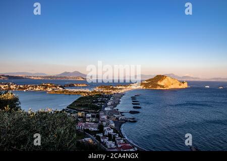 Il panorama della spiaggia di miseno, della montagna di miseno con alle sue spalle il lago di Bacoli. Una piccola penisola nel Golfo di Napoli Foto Stock