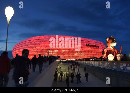 Monaco, Germania. 04 agosto 2020. Divieto di alcol e nessuna stanza in piedi DFL vuole riportare gli spettatori allo stadio. Foto d'archivio: Esplanade all'ALLIANZ ARENA, oscura nel cielo serale che splende di rosso. Stadio, umore serale, si illumina di rosso, illuminato, scatto esterno, FC Bayern Monaco.-Manchester United 3-1. Soccer Champions League, quarti di finale il 9 aprile 2014. Â | utilizzo in tutto il mondo Credit: dpa/Alamy Live News Foto Stock