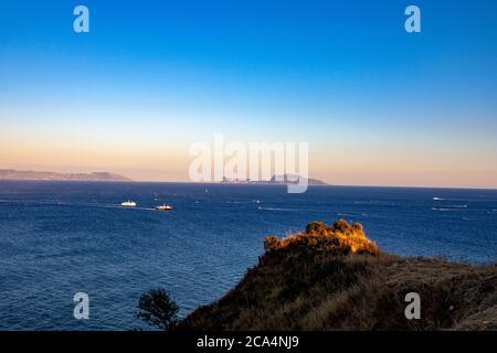 Il panorama della spiaggia di miseno, della montagna di miseno con alle sue spalle il lago di Bacoli. Una piccola penisola nel Golfo di Napoli Foto Stock