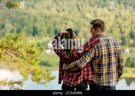 incredibile emotivo romantico felice giovane coppia affettuosa abbracciare fuori godendo la vacanza, primo piano indietro vista foto. amore, amicizia, relazione Foto Stock