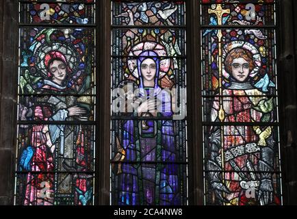 Simbolico memoriale finestra di Harry Clarke a Nantwich Chiesa di Saint Marys Foto Stock