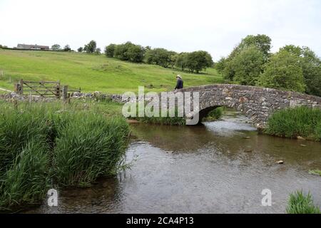 Packhorse ponte sul fiume Bradford a Youlgrave vicino a Bakewell nel Peak District National Park Foto Stock