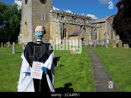 Scarecrow vicar nel cimitero di tutti i Santi Chiesa nel villaggio di North Cave, East Yorkshire, Inghilterra UK Foto Stock