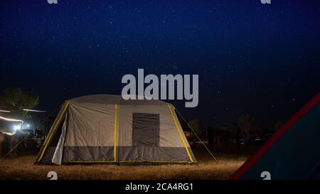 Tenda sotto un cielo stellato in Australia Foto Stock