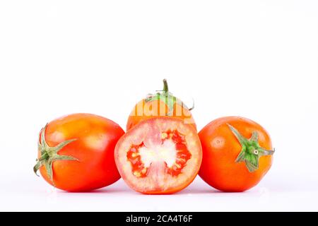 Il pomodoro rosso è un vegetale che è un componente principale nella preparazione della salsa di pomodoro sullo sfondo bianco isolato Foto Stock