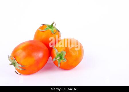 Il pomodoro rosso è un vegetale che è un componente principale nella preparazione della salsa di pomodoro sullo sfondo bianco isolato Foto Stock