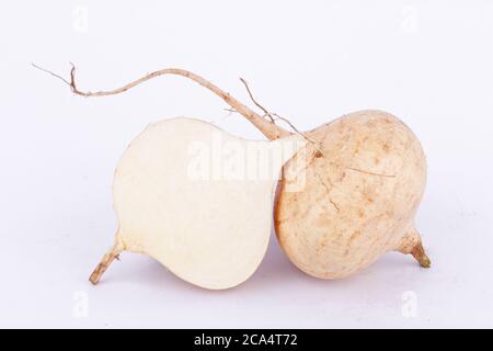 Il fagiolo di iam ( Jicama ) è cibo di frutta vegetale di radice bulbosa sullo sfondo bianco Foto Stock
