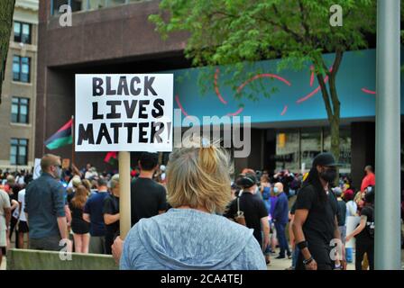 Dayton, Ohio, Stati Uniti 05/30/2020 manifestanti a una vita nera materia rally marciando lungo la strada tenendo segni e indossare maschere Foto Stock