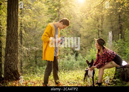 coppia amorevole divertirsi con il loro animale domestico all'aperto, meraviglioso paesaggio sorprendente sullo sfondo della foto Foto Stock