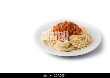 Spaghetti con salsa bolognese isolati su fondo bianco Foto Stock