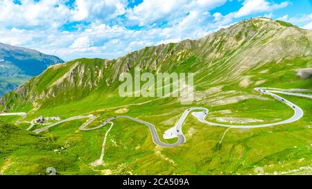 Montagna asfalto strada serpentina. Tortuoso Grossglockner High Alpine Road con Edelweissspitze sullo sfondo, Austria. Foto Stock