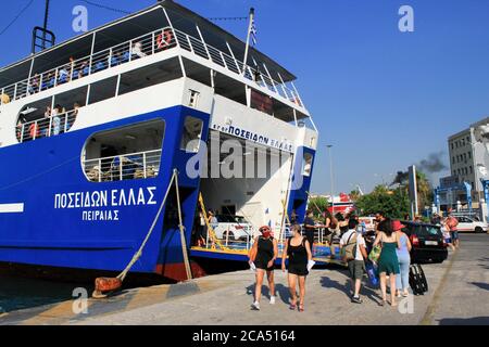 Grecia, Pireo, 1 agosto 2020 - passeggeri che imbarcano su un traghetto con isole greche come destinazione. Foto Stock