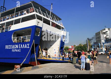 Grecia, Pireo, 1 agosto 2020 - passeggeri che imbarcano su un traghetto con isole greche come destinazione. Foto Stock