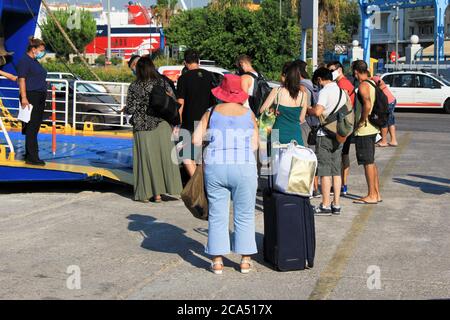 Grecia, Pireo, 1 agosto 2020 - passeggeri che imbarcano su un traghetto con isole greche come destinazione. Foto Stock