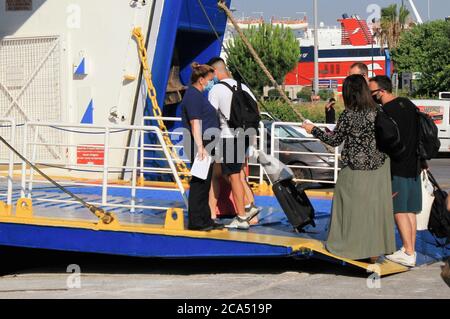 Grecia, Pireo, 1 agosto 2020 - passeggeri che imbarcano su un traghetto con isole greche come destinazione. Foto Stock