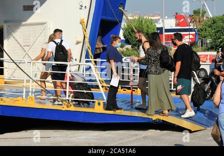 Grecia, Pireo, 1 agosto 2020 - passeggeri che imbarcano su un traghetto con isole greche come destinazione. Foto Stock