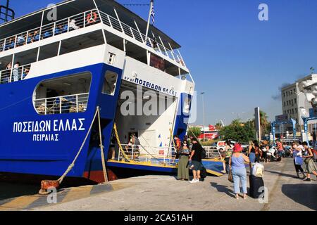 Grecia, Pireo, 1 agosto 2020 - passeggeri che imbarcano su un traghetto con isole greche come destinazione. Foto Stock