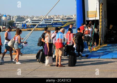 Grecia, Pireo, 1 agosto 2020 - passeggeri che imbarcano su un traghetto con isole greche come destinazione. Foto Stock