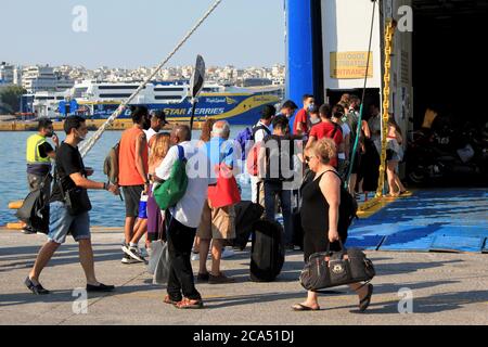 Grecia, Pireo, 1 agosto 2020 - passeggeri che imbarcano su un traghetto con isole greche come destinazione. Foto Stock