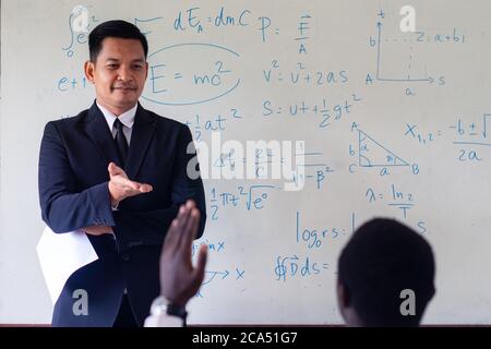 Insegnante asiatico che insegna scienza in classe Foto Stock