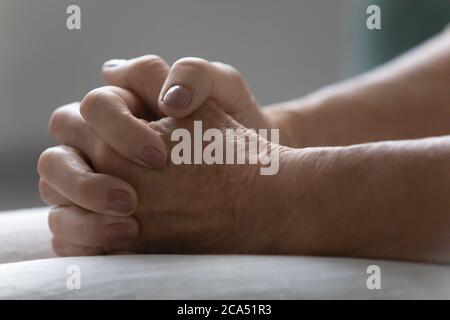 Le dita alte e femminili si sono aggrappate sui giri seduti in primo piano all'interno Foto Stock